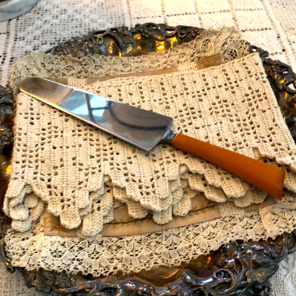 COPY - EUC- Vintage Made in the USA Bakelite Serrated Cake Knife